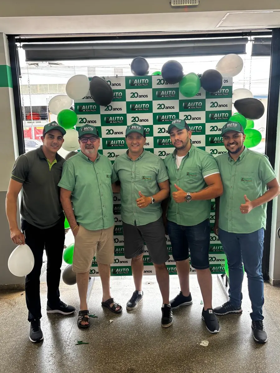 Equipe da Izauto Auto Peças na loja